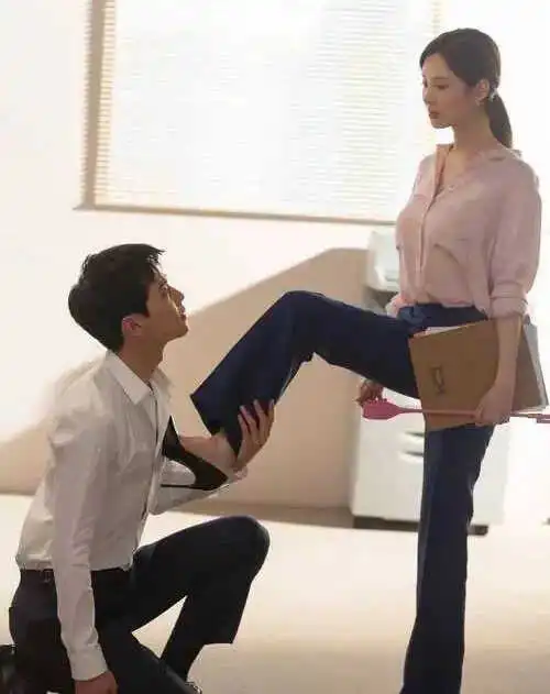 BDSM入圈的第一步：你准备好迎接女王的鞭打了吗？ 一