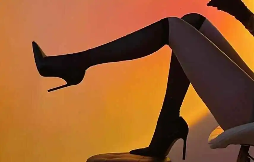 足下的痴迷，恋足癖给我带来的禁忌快感 一