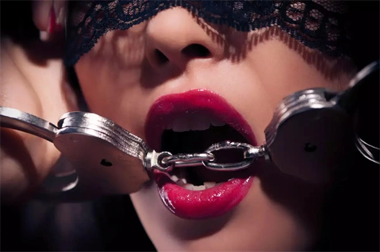 BDSM新手指南：如何安全探索你的支配与臣服欲望 一